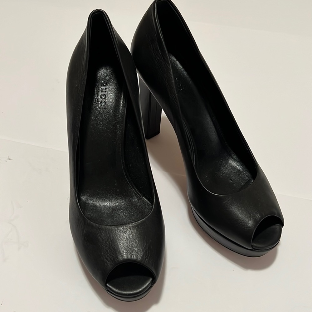 Gucci Black leather open toed platform heels in size 39